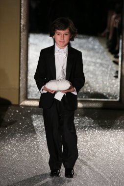 Oleg Cassini sonbahar 2015 gelinlik koleksiyonu giyen pist model yürür