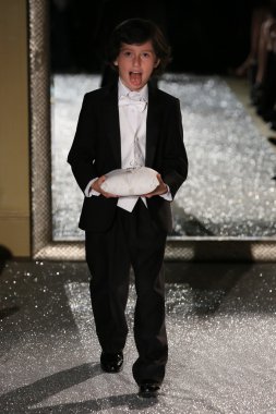 Oleg Cassini sonbahar 2015 gelinlik koleksiyonu giyen pist model yürür