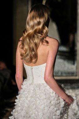 Oleg Cassini sonbahar 2015 gelinlik koleksiyonu