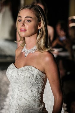 Oleg Cassini sonbahar 2015 gelinlik koleksiyonu