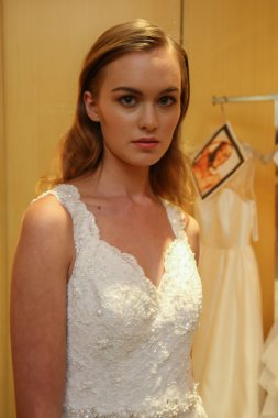 Hazır sahne arkası giyen Oleg Cassini sonbahar 2015 gelinlik koleksiyonu alma modeli