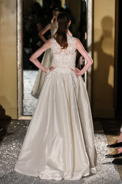 Oleg Cassini 秋 2015年ブライダル コレクション — ストック写真