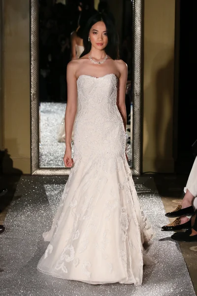 Oleg Cassini Otoño 2015 Colección nupcial —  Fotos de Stock