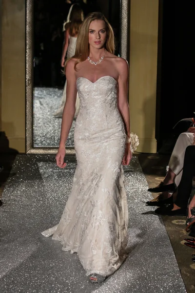 Oleg Cassini Fall 2015 Bridal collection — Stock Photo, Image