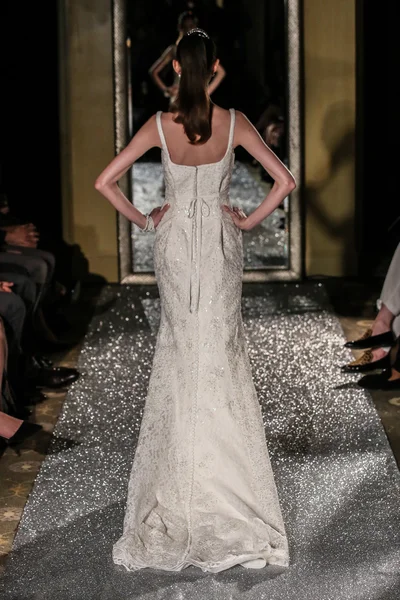 Oleg Cassini Fall 2015 Bridal collection — Stock Photo, Image