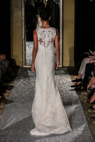 Oleg Cassini Fall 2015 Bridal collection — Stock Photo, Image