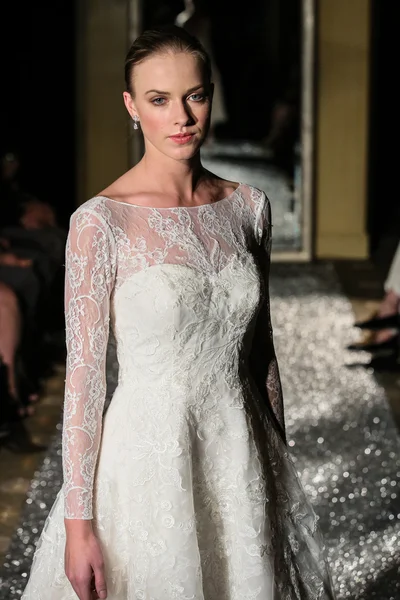 Oleg Cassini Automne 2015 Collection Mariage — Photo