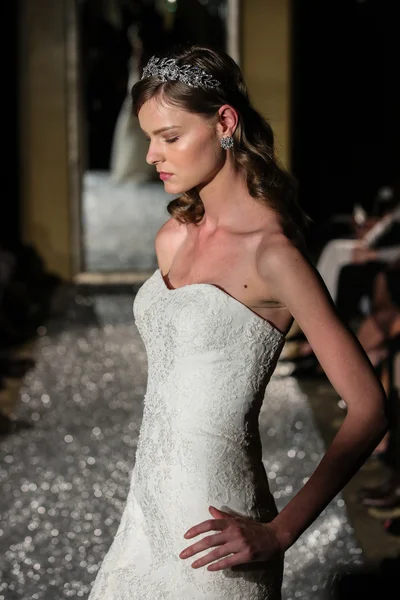 Oleg Cassini Fall 2015 Bridal collection — Stock Photo, Image