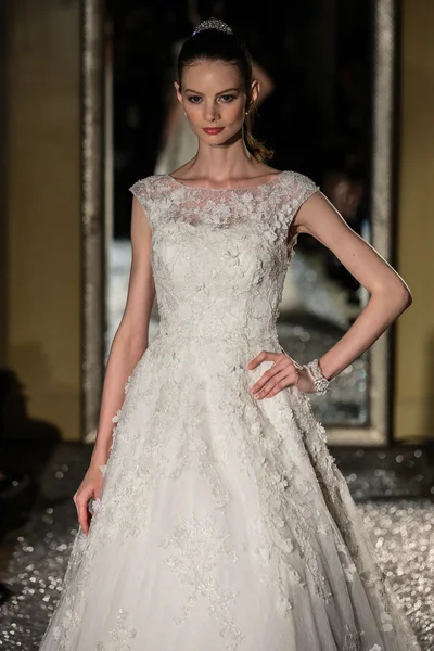 Oleg Cassini Fall 2015 Bridal collection — Stock Photo, Image