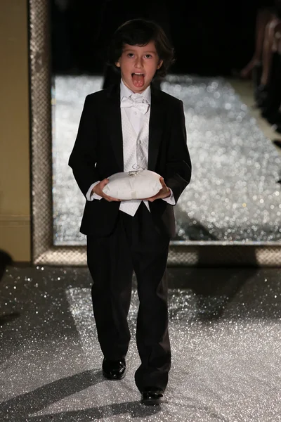 Oleg Cassini sonbahar 2015 gelinlik koleksiyonu giyen pist model yürür