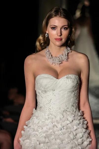 Oleg Cassini Fall 2015 Bridal collection — Stock Photo, Image