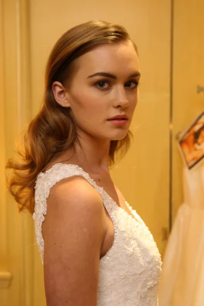 Model macht sich backstage fertig und trägt Oleg Cassini Herbst 2015 Brautkollektion — Stockfoto