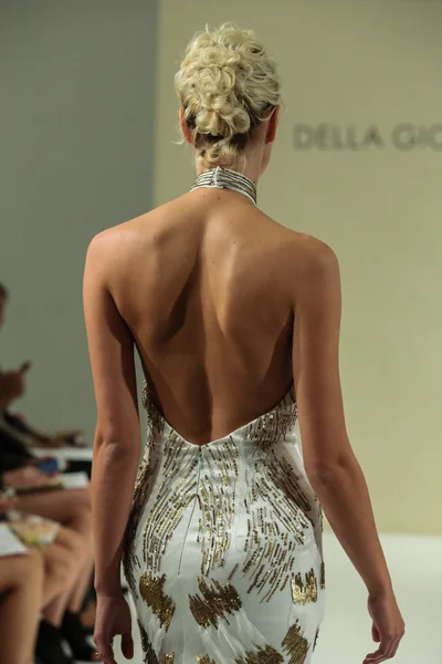 Della Giovanna Bridal start-en landingsbaan Show — Stockfoto