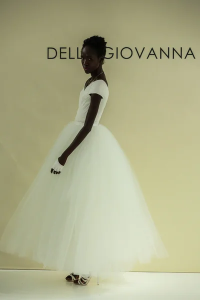 Della Giovanna Spectacle de piste nuptiale pendant la collection de mariée d'automne 2015 — Photo