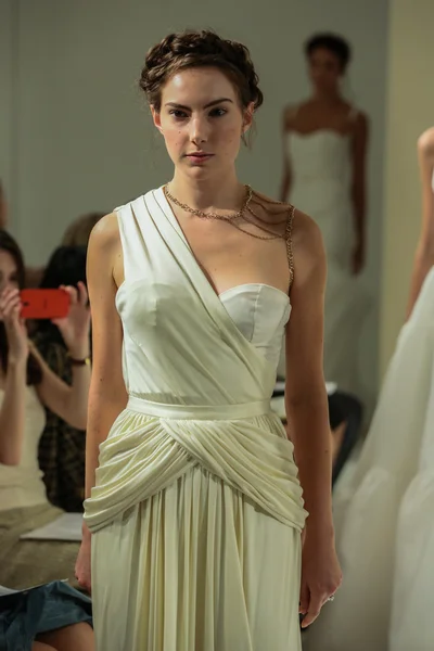 Della Giovanna Bridal Runway Show durante a Queda 2015 Coleção Nupcial — Fotografia de Stock