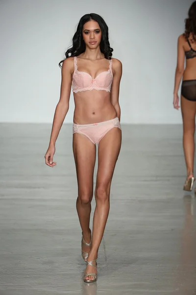 Bradelis New York lingerie voorjaar 2015 collectie — Stockfoto