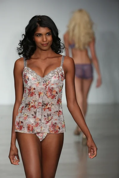 Bradelis New York lingerie voorjaar 2015 collectie — Stockfoto