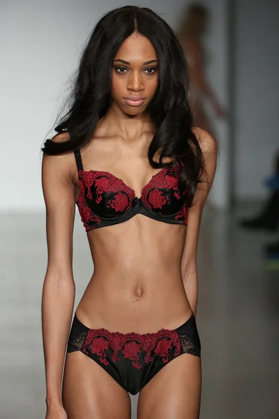 Bradelis New York lingerie voorjaar 2015 collectie — Stockfoto