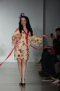 Modeli dantel iç çamaşırı bahar 2015 koleksiyon sırlarını giyen pist yürür