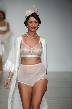 Modeli dantel iç çamaşırı bahar 2015 koleksiyon sırlarını giyen pist yürür