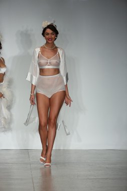 Modeli dantel iç çamaşırı bahar 2015 koleksiyon sırlarını giyen pist yürür
