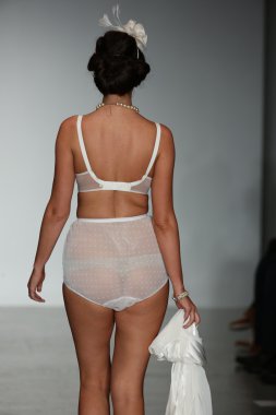 Modeli dantel iç çamaşırı bahar 2015 koleksiyon sırlarını giyen pist yürür