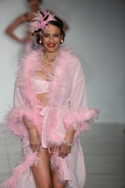 Modeli dantel iç çamaşırı bahar 2015 koleksiyon sırlarını giyen pist yürür