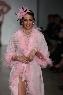 Modeli dantel iç çamaşırı bahar 2015 koleksiyon sırlarını giyen pist yürür