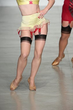 Angie Pontani dantel iç çamaşırı bahar 2015 koleksiyonu burlesque performansı sırasında sırları