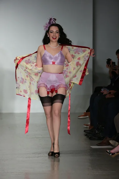 Modelo caminha pista vestindo segredos em Lace lingerie coleção Primavera 2015 — Fotografia de Stock