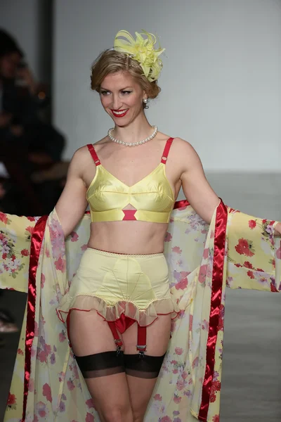 Model walks runway wearing Secrets in Lace lingerie Spring 2015 collection — Stock Photo, Image