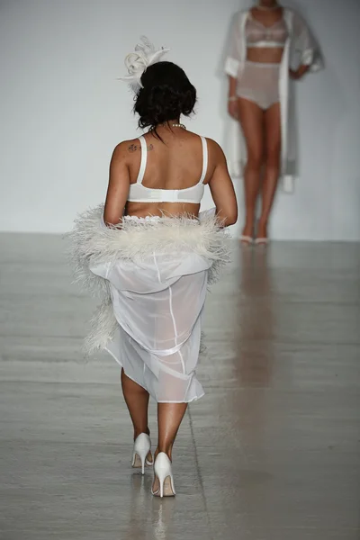 Model walks runway wearing Secrets in Lace lingerie Spring 2015 collection — Stock Photo, Image