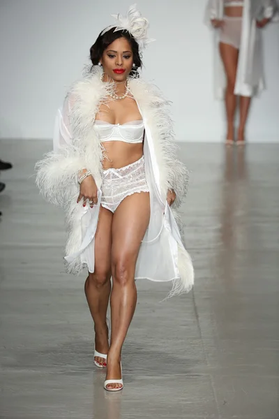 Model walks runway wearing Secrets in Lace lingerie Spring 2015 collection — Stock Photo, Image