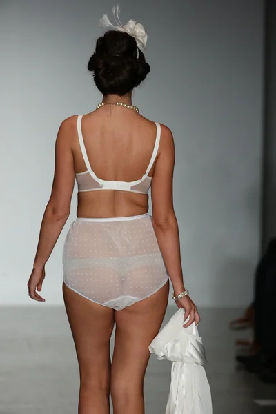 Model walks runway wearing Secrets in Lace lingerie Spring 2015 collection — Stock Photo, Image