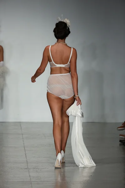 Modeli dantel iç çamaşırı bahar 2015 koleksiyon sırlarını giyen pist yürür — Stok fotoğraf