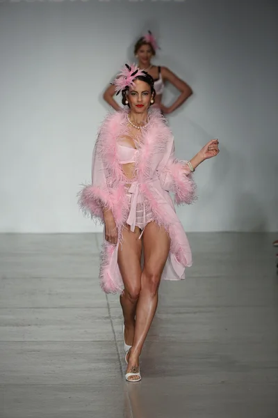 Modello passerella che indossa Segreti in Lace lingerie collezione Primavera 2015 — Foto Stock