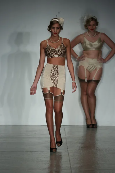Modelo caminha pista vestindo segredos em Lace lingerie coleção Primavera 2015 — Fotografia de Stock