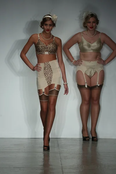 Model walks runway wearing Secrets in Lace lingerie Spring 2015 collection — Stock Photo, Image