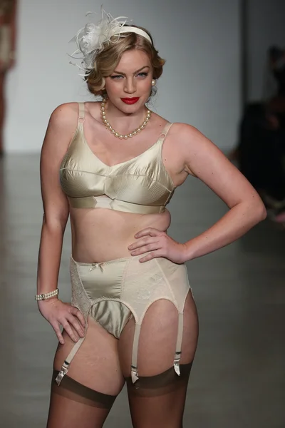Modelo caminha pista vestindo segredos em Lace lingerie coleção Primavera 2015 — Fotografia de Stock