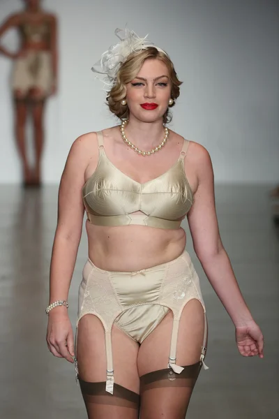 Model walks runway wearing Secrets in Lace lingerie Spring 2015 collection — Stock Photo, Image