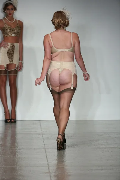 Model walks runway wearing Secrets in Lace lingerie Spring 2015 collection — Stock Photo, Image