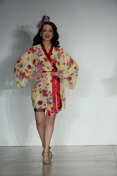Burleska výkon Angie Pontani během tajemství v pradlo 2015 jarní kolekce — Stock fotografie