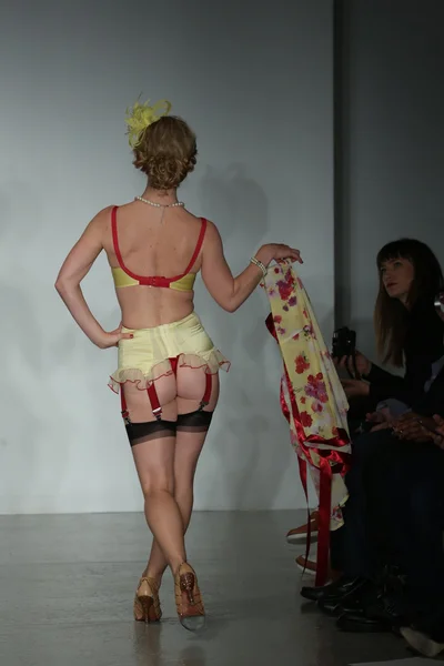 Μοντέλο περπατά διάδρομο φορώντας μυστικά σε Σέξυ Εσώρουχα συλλογή άνοιξη 2015 — Φωτογραφία Αρχείου