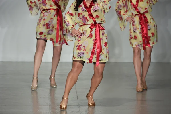 Burleska výkon Angie Pontani během tajemství v pradlo 2015 jarní kolekce — Stock fotografie