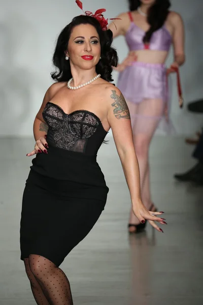 Desempenho burlesco de Angie Pontani durante a coleção Secrets in Lace lingerie Spring 2015 — Fotografia de Stock