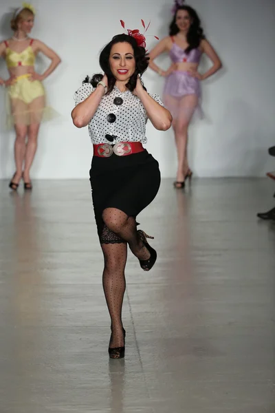 Burlesque performance by Angie Pontani during Secrets in Lace lingerie Spring 2015 collection — Stock Photo, Image