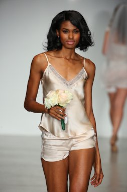 Verilmesi gelini bahar 2015 iç çamaşırı koleksiyonu