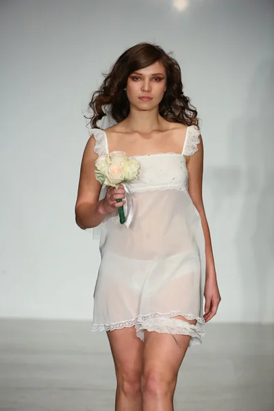 La collezione di lingerie Giving Bride Spring 2015 — Foto Stock