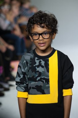 Dillonger giyim önizleme petite geçit töreni çocuklar moda haftası