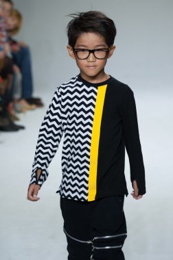 Dillonger giyim önizleme petite geçit töreni çocuklar moda haftası